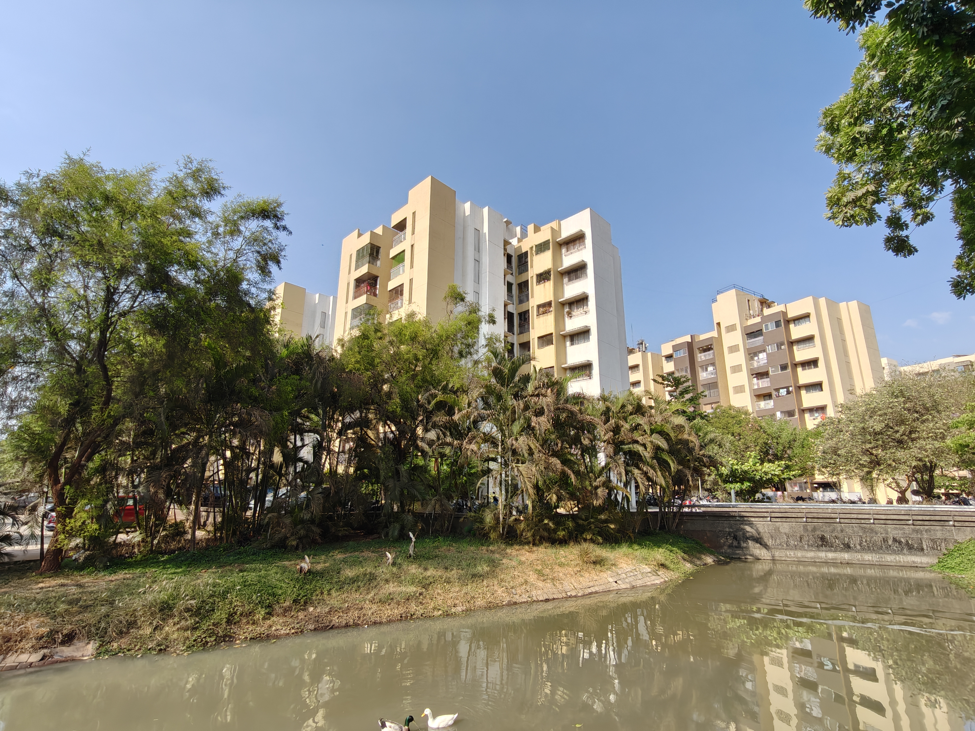 Trên tay OnePlus Nord 6: Snapdragon 8s Gen 4, pin 9.000 mAh và màn hình AMOLED 165 Hz