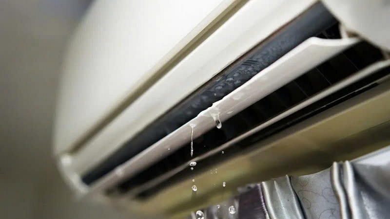 Máy lạnh chảy nước do tắc ống thoát, bụi bẩn gây trào ngược nước ra ngoài