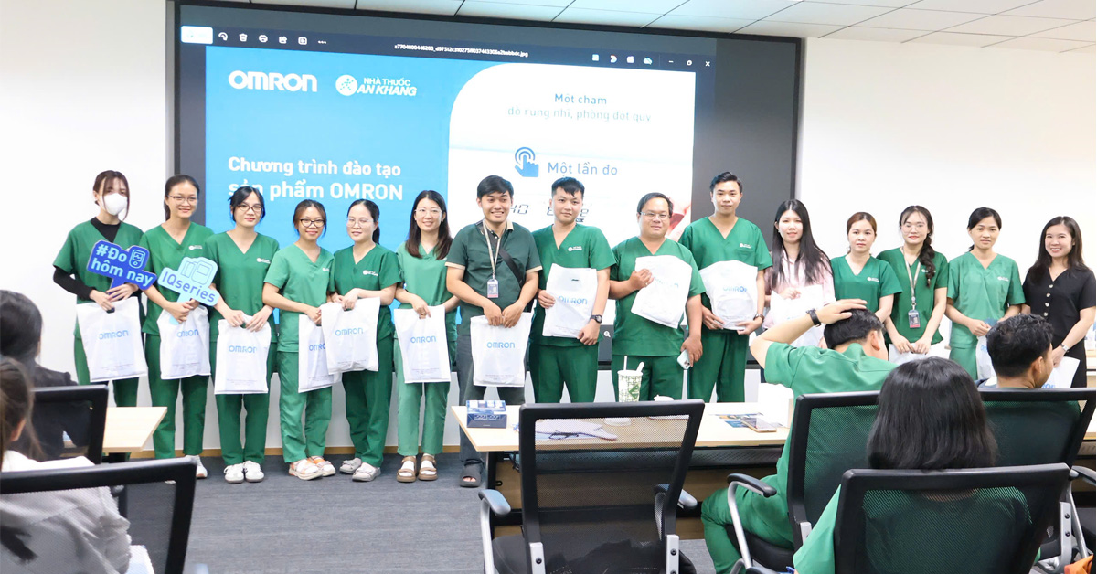 Khoảnh khắc vinh danh các dược sĩ đạt kết quả nổi bật trong phần thi kiến thức, lan tỏa tinh thần học tập và phát triển không ngừng Khoảnh khắc vinh danh các dược sĩ đạt kết quả nổi bật trong phần thi kiến thức, lan tỏa tinh thần học tập và phát triển không ngừng