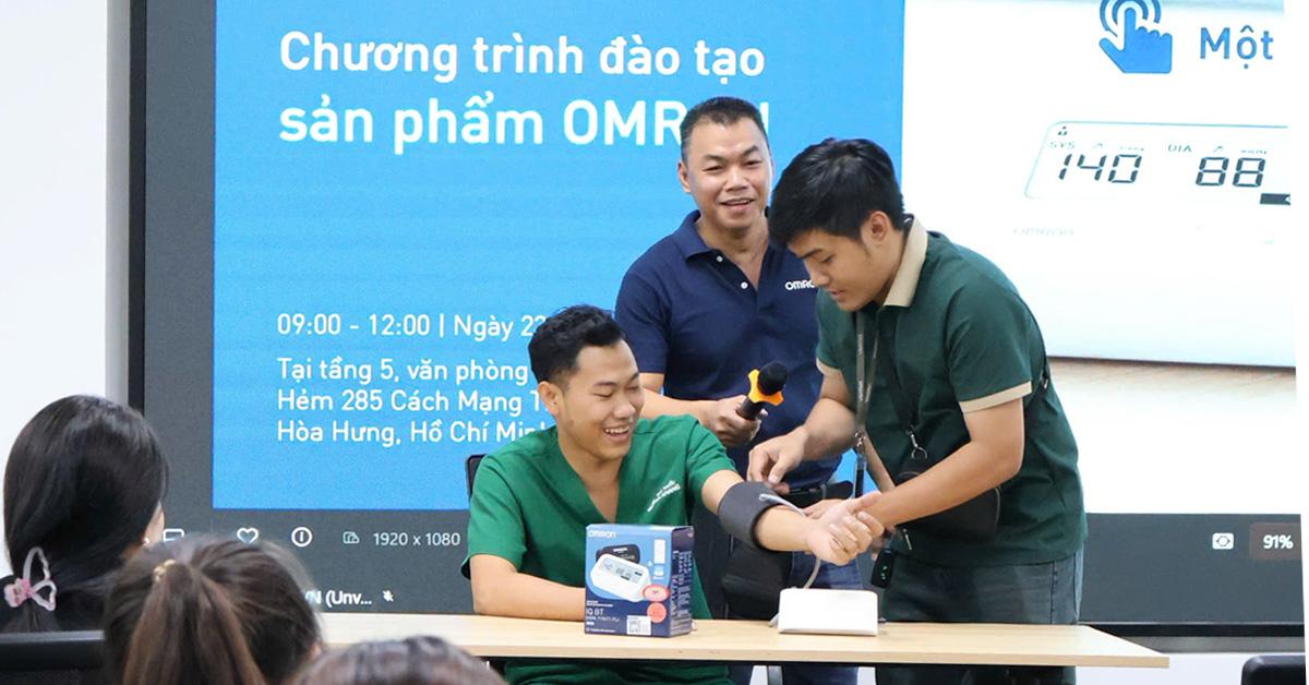 Dược sĩ An Khang trực tiếp thực hành thao tác đo huyết áp chuẩn xác dưới sự hướng dẫn của chuyên gia kỹ thuật Dược sĩ An Khang trực tiếp thực hành thao tác đo huyết áp chuẩn xác dưới sự hướng dẫn của chuyên gia kỹ thuật