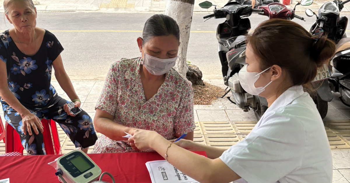 Dược sĩ An Khang tận tình kiểm tra chỉ số huyết áp và ghi chép sổ tay sức khỏe cho từng khách hàng, bước đầu giúp người dân nắm rõ tình trạng bản thân Dược sĩ An Khang tận tình kiểm tra chỉ số huyết áp và ghi chép sổ tay sức khỏe cho từng khách hàng, bước đầu giúp người dân nắm rõ tình trạng bản thân