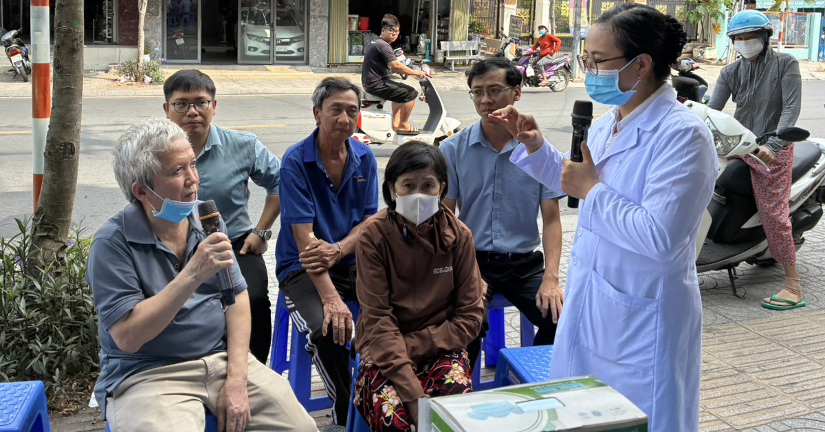 Người dân chủ động trao đổi cùng bác sĩ về tình trạng sức khỏe cá nhân Người dân chủ động trao đổi cùng bác sĩ về tình trạng sức khỏe cá nhân