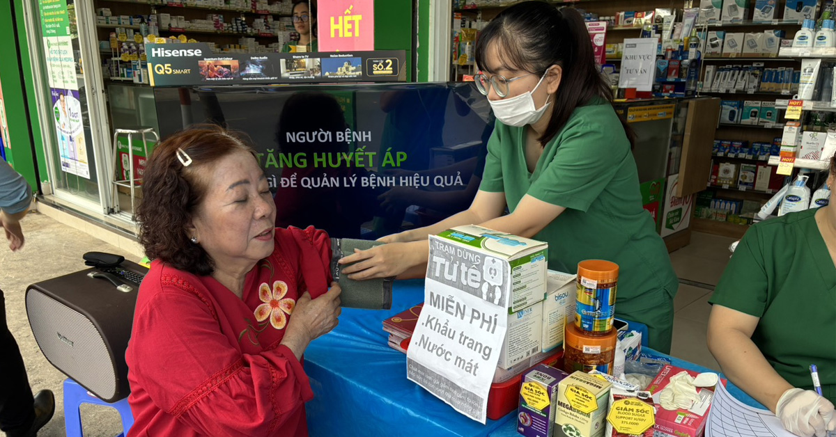 Sự ân cần và chuyên nghiệp: Dược sĩ An Khang thực hiện tầm soát huyết áp, bước đầu giúp người dân nhận diện tình trạng sức khỏe mạn tính