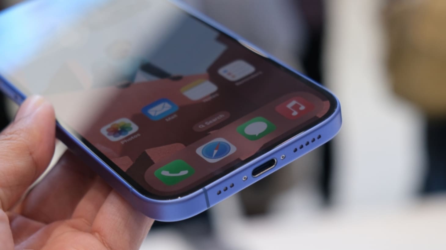 Ngắt sạc khi iPhone 16 có dấu hiệu vào nước