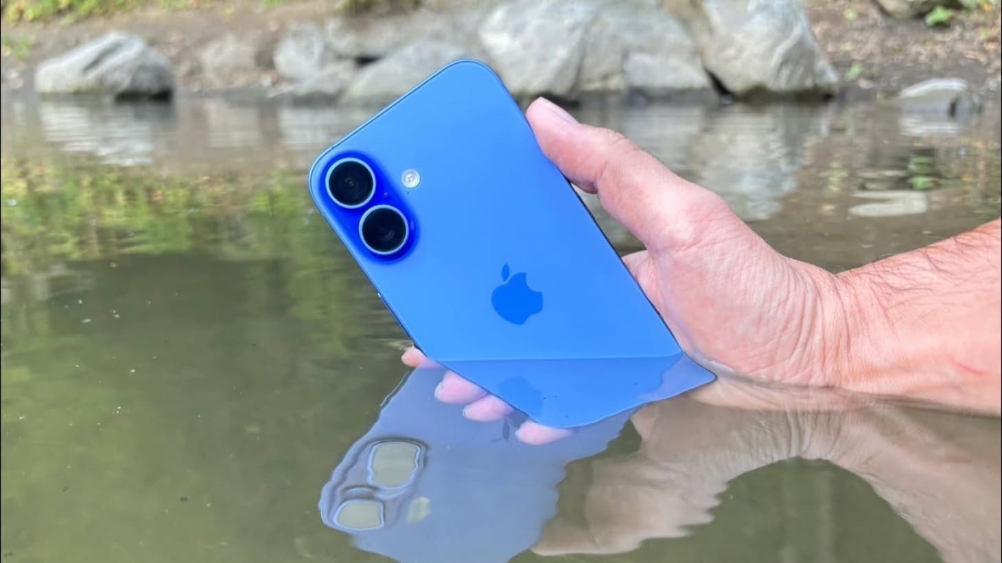 Không khuyến khích mang iPhone 16 đi bơi, chụp hình dưới nước