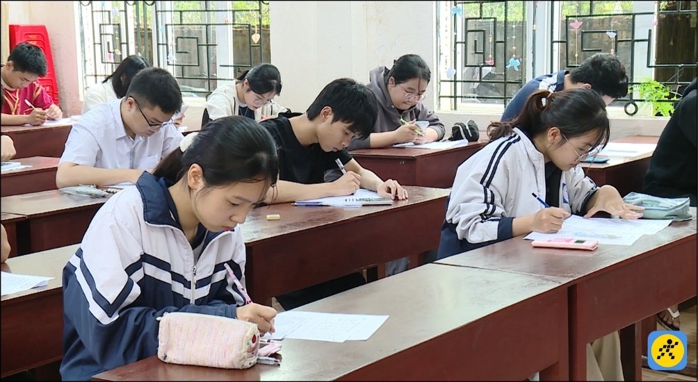 Phổ điểm khối A01 (Toán, Lý, Anh) năm 2025 ghi nhận xu hướng giảm nhẹ, đạt khoảng 18,84 điểm