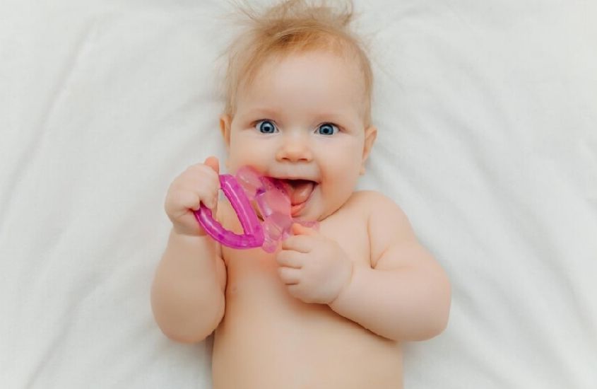 Massage nướu giúp bé giảm đau và dễ chịu hơn Massage nướu giúp bé giảm đau và dễ chịu hơn