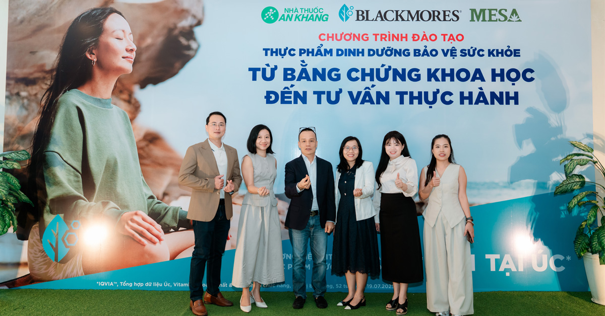 Đại diện Nhà thuốc An Khang và đại diện từ Blackmores chụp hình cùng các chuyên gia