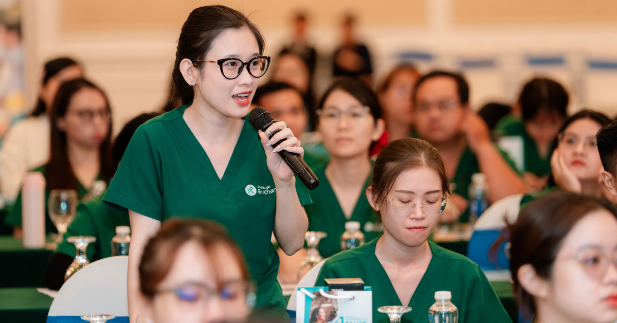 Dược sĩ đặt câu hỏi và trao đổi trực tiếp cùng chuyên gia để làm rõ các tình huống tư vấn thực tế
