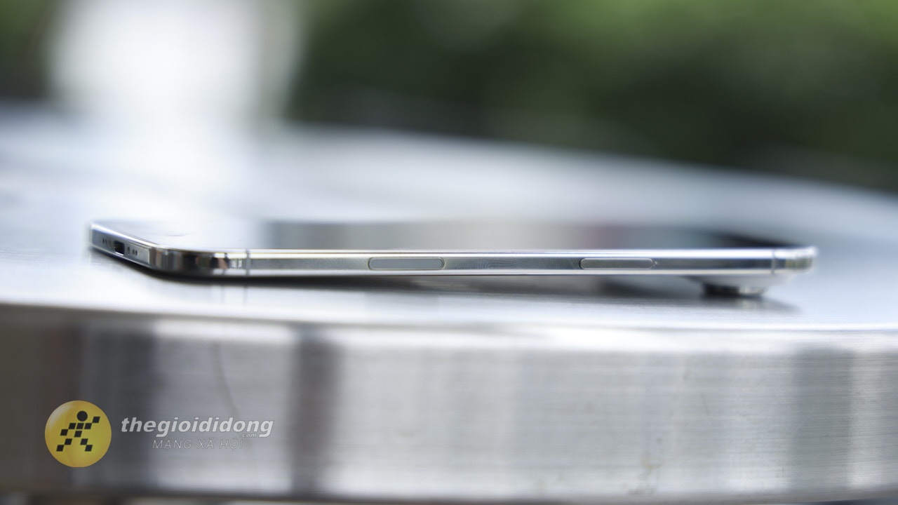 Đánh giá iPhone Air Nằm trên bàn