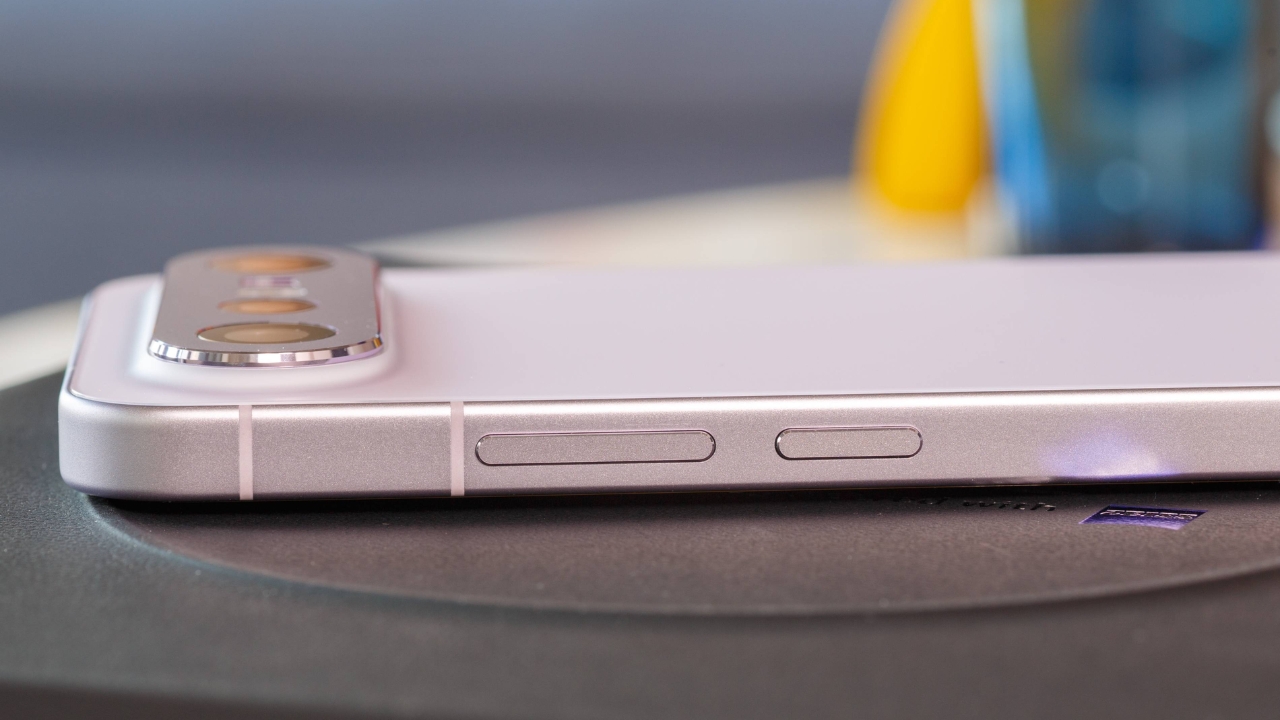 Trên tay vivo X300 FE: Thiết kế đẹp, Snapdragon 8 Gen 5, pin 6500 mAh Trên tay vivo X300 FE: Thiết kế đẹp, Snapdragon 8 Gen 5, pin 6500 mAh
