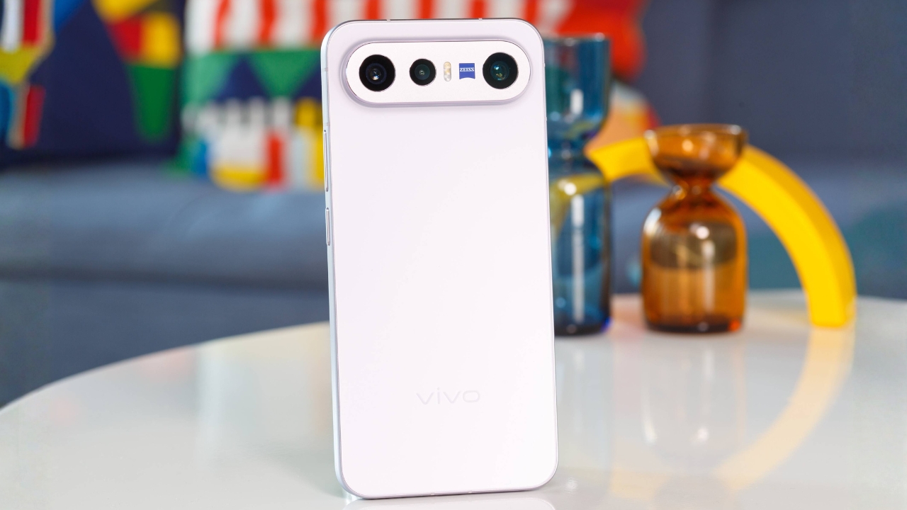 Trên tay vivo X300 FE: Thiết kế đẹp, Snapdragon 8 Gen 5, pin 6500 mAh Trên tay vivo X300 FE: Thiết kế đẹp, Snapdragon 8 Gen 5, pin 6500 mAh