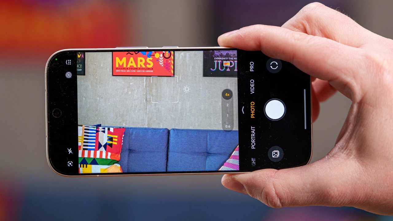 Trên tay HONOR 600: Thiết kế cao cấp, chip Snapdragon 7 Gen 4 và camera chính 200 MP Trên tay HONOR 600: Thiết kế cao cấp, chip Snapdragon 7 Gen 4 và camera chính 200 MP
