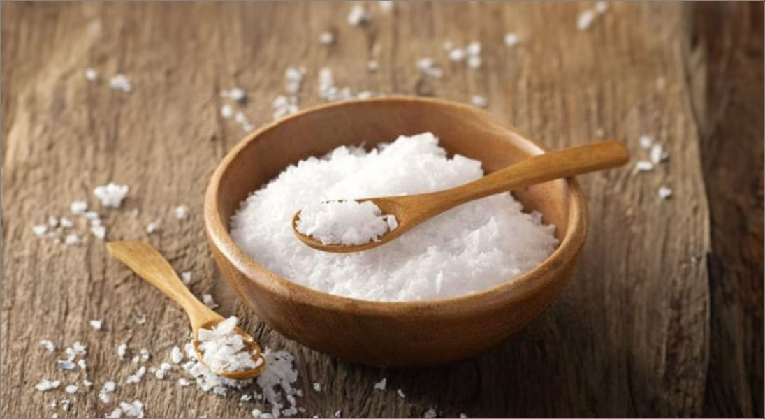Sau khi sử dụng, bạn hãy gói kín đĩa muối cũ đó vào một chiếc túi nhỏ rồi đem vứt bỏ vào thùng rác bên ngoài khuôn viên nhà