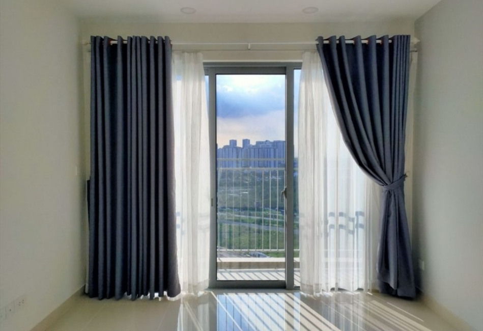 Dùng rèm cửa chống nắng dày để cản bớt hơi nóng Dùng rèm cửa chống nắng dày để cản bớt hơi nóng