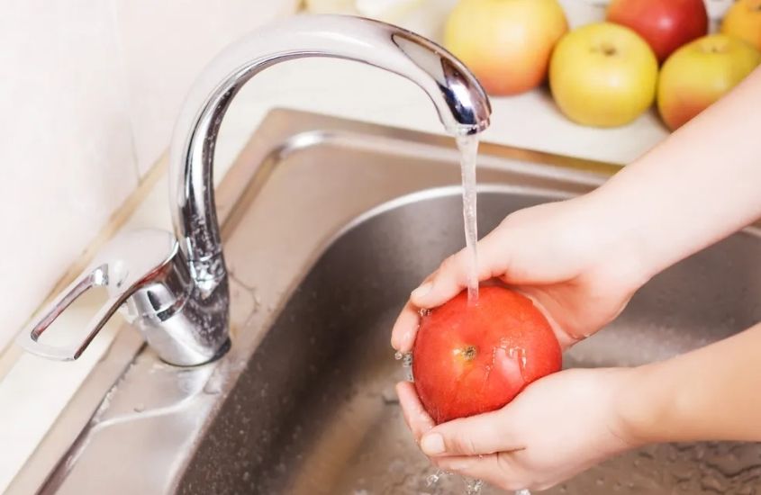 Rửa sạch dưới vòi nước trước khi ăn