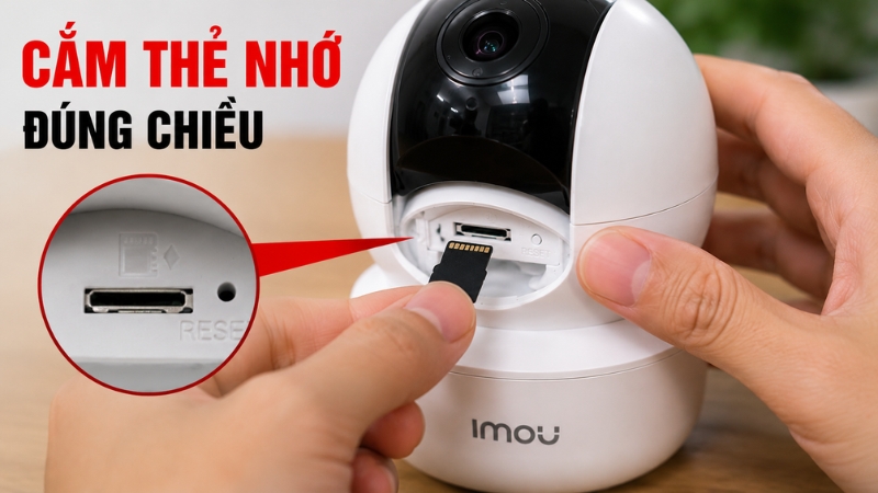 Thao t&aacute;c cắm thẻ nhớ vật l&yacute;