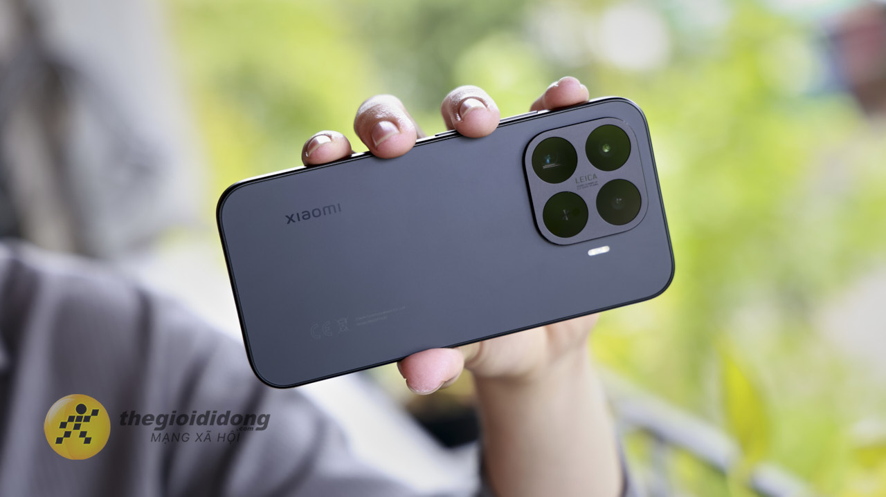 Phiên bản Xiaomi 17T mà mình trải nghiệm có màu Xanh nhám mờ, lớp phủ nhám cực kỳ mượt mà, từ khung máy đến mặt lưng và cả cụm camera. Tất cả tạo nên nét đồng nhất, mang đến cảm giác liền lạc cho chiếc máy, khiến mình suýt quên mất khung máy chỉ bằng nhựa.