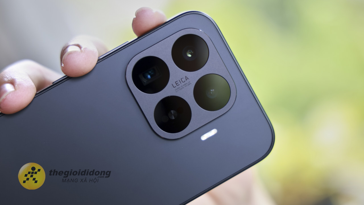 Phiên bản Xiaomi 17T mà mình trải nghiệm có màu Xanh nhám mờ, lớp phủ nhám cực kỳ mượt mà, từ khung máy đến mặt lưng và cả cụm camera. Tất cả tạo nên nét đồng nhất, mang đến cảm giác liền lạc cho chiếc máy, khiến mình suýt quên mất khung máy chỉ bằng nhựa.