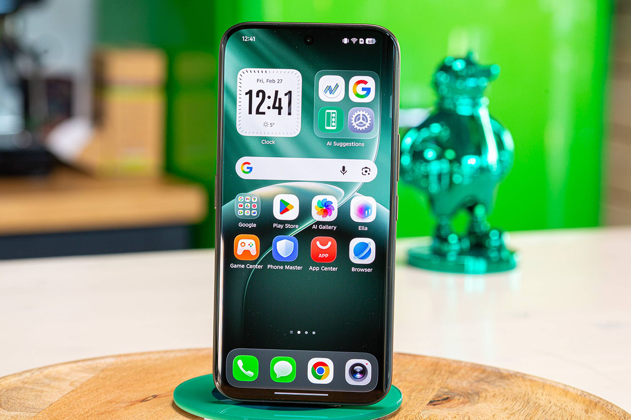 Trên tay TECNO Camon 50 Ultra Màn hình