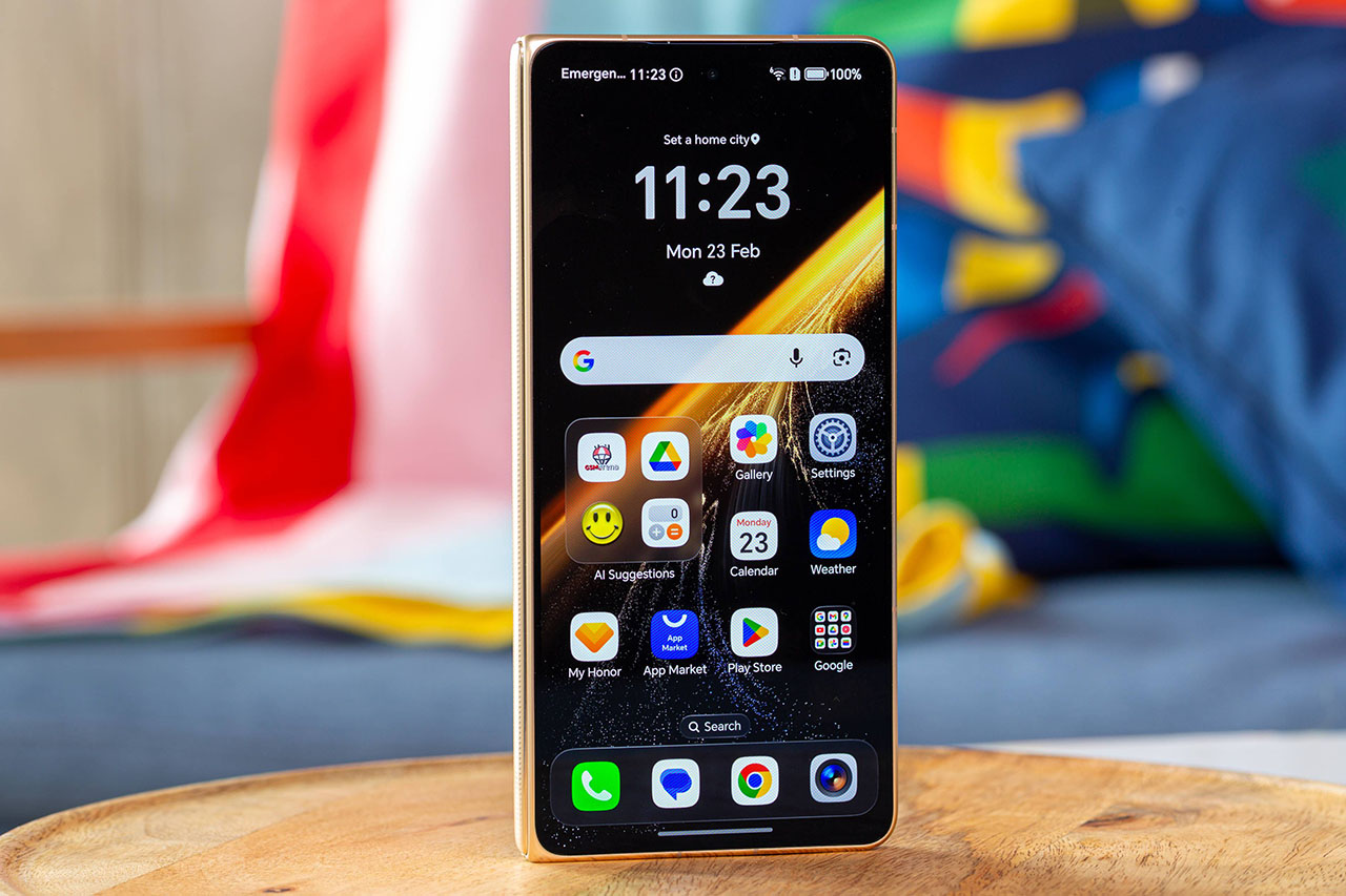 Trên tay HONOR Magic V6 Màn hình phụ