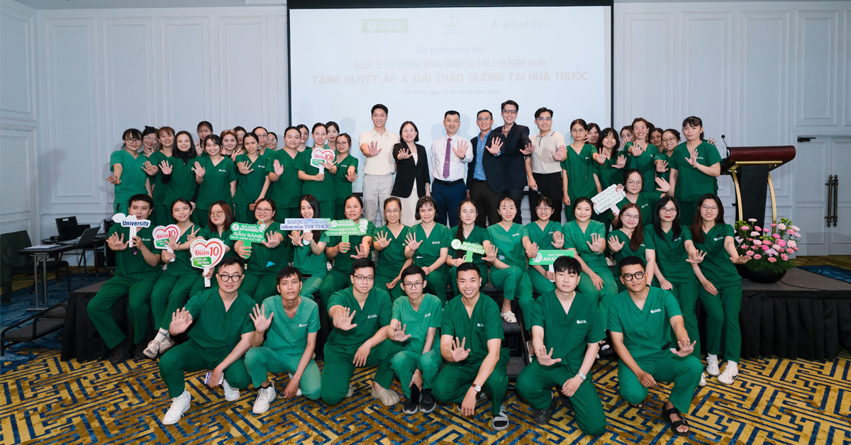Đại diện Novartis, các chuyên gia cùng tập thể Dược sĩ An Khang chụp ảnh lưu niệm, khẳng định cam kết không ngừng nâng cao năng lực chuyên môn vì sức khỏe cộng đồng