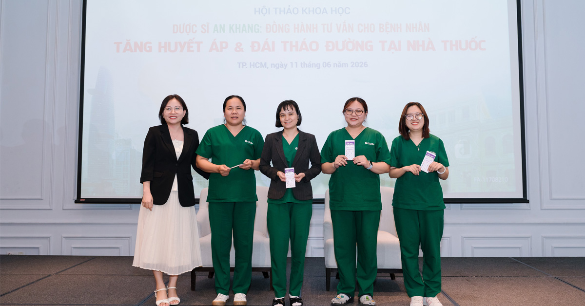 Dược sĩ An Khang ghi điểm với kỹ năng tư vấn thực tế và nhận về phần quà ý nghĩa 