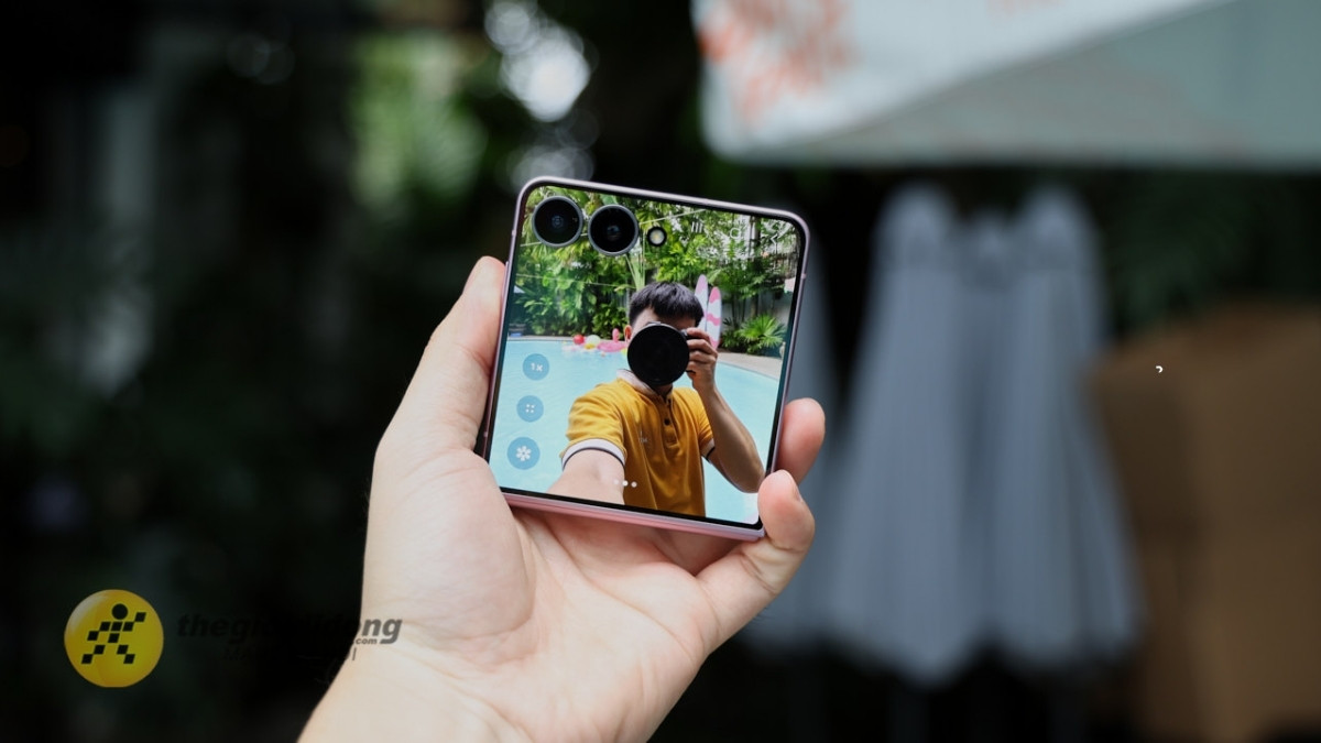 Trải nghiệm quay chụp FlexCam độc đáo trên Galaxy Z Flip 8 Trải nghiệm quay chụp FlexCam độc đáo trên Galaxy Z Flip 8