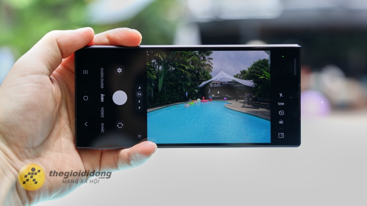 Tích hợp đèn Flash cùng các tính năng chụp ảnh đa dạng Tích hợp đèn Flash cùng các tính năng chụp ảnh đa dạng
