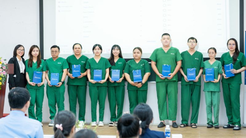Đại diện chương trình trao quà ghi nhận tinh thần tham gia tích cực của các dược sĩ Nhà thuốc An Khang trong hoạt động trao đổi, thảo luận và học hỏi kiến thức chuyên môn Đại diện chương trình trao quà ghi nhận tinh thần tham gia tích cực của các dược sĩ Nhà thuốc An Khang trong hoạt động trao đổi, thảo luận và học hỏi kiến thức chuyên môn