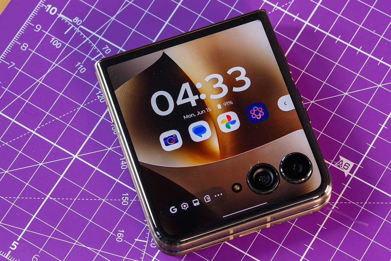 Trên Tay Motorola Razr 70 Ultra Trên Tay Motorola Razr 70 Ultra
