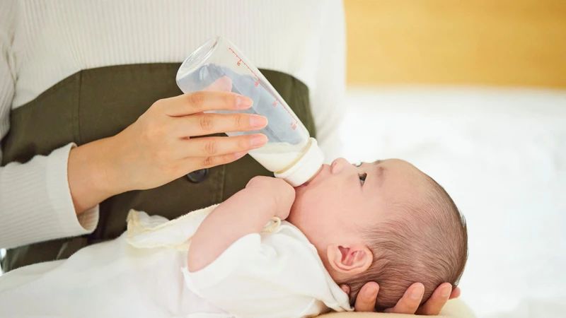 Bé bú trực tiếp cần tính toán kỹ lượng sữa