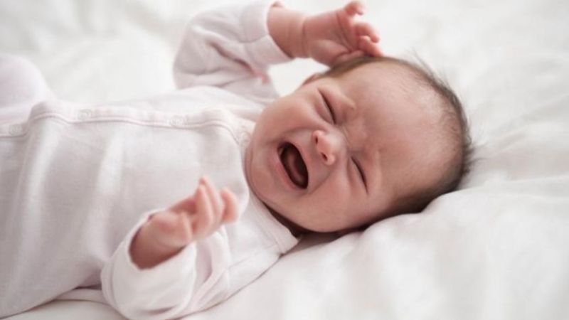Theo dõi phản ứng của bé trước khi điều chỉnh lượng sữa
