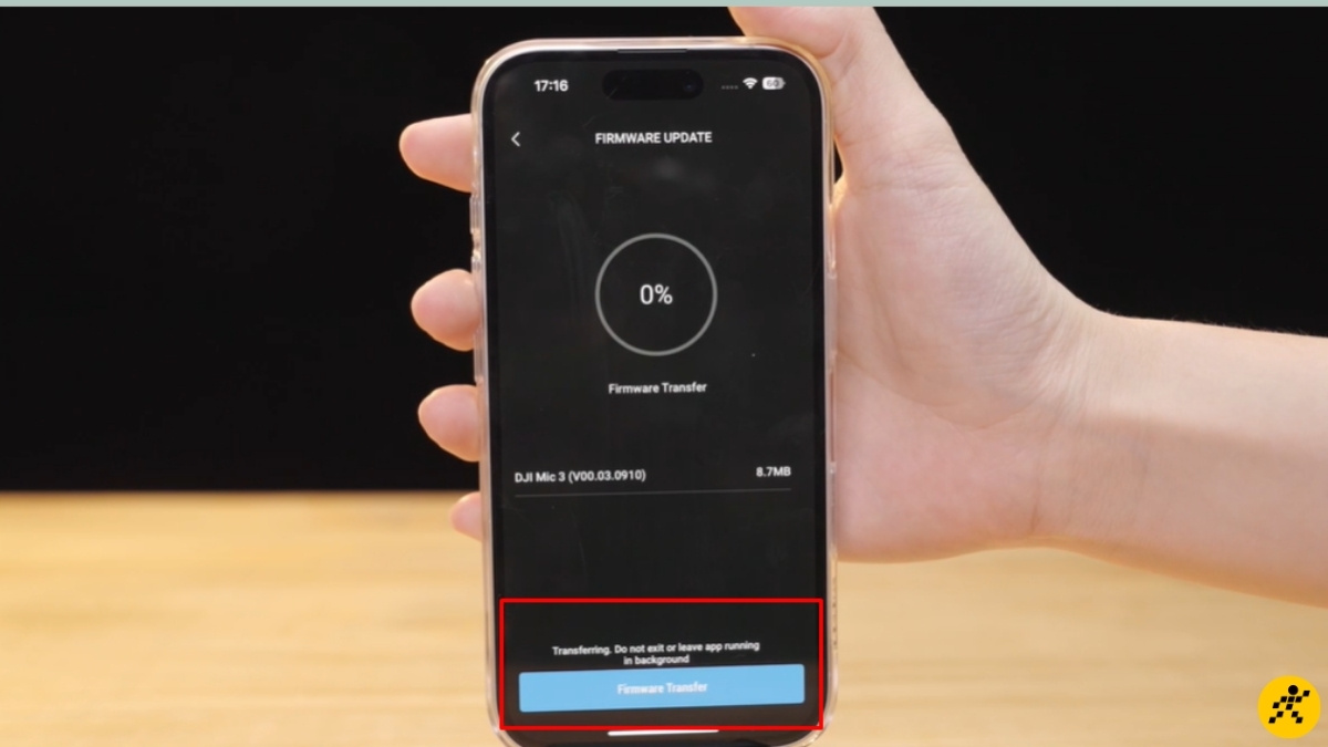 Kết nối bộ thu phát DJI Mic với điện thoại, mở ứng dụng DJI Mino và nhấn Firmware Update Kết nối bộ thu phát DJI Mic với điện thoại, mở ứng dụng DJI Mino và nhấn Firmware Update