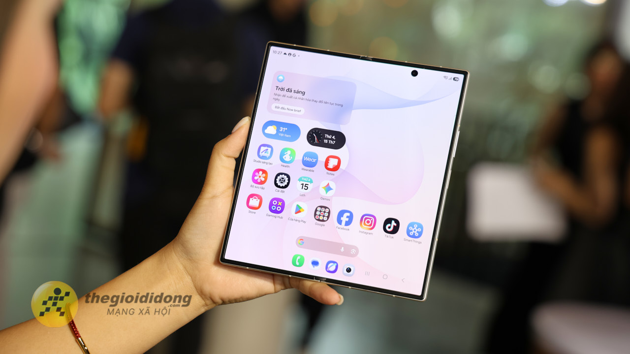 Trên Tay Galaxy Z Fold8 Ultra Trên Tay Galaxy Z Fold8 Ultra
