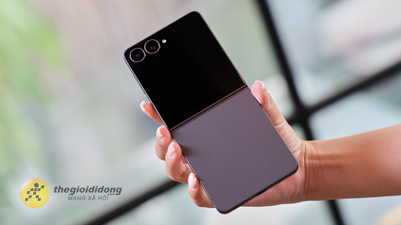Trên Tay Galaxy Z Flip8 Trên Tay Galaxy Z Flip8