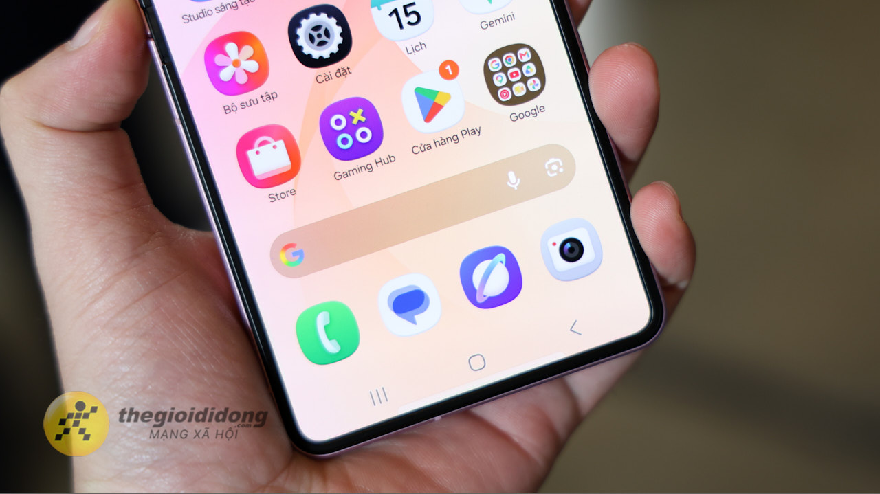 Trên Tay Galaxy Z Flip8 Trên Tay Galaxy Z Flip8