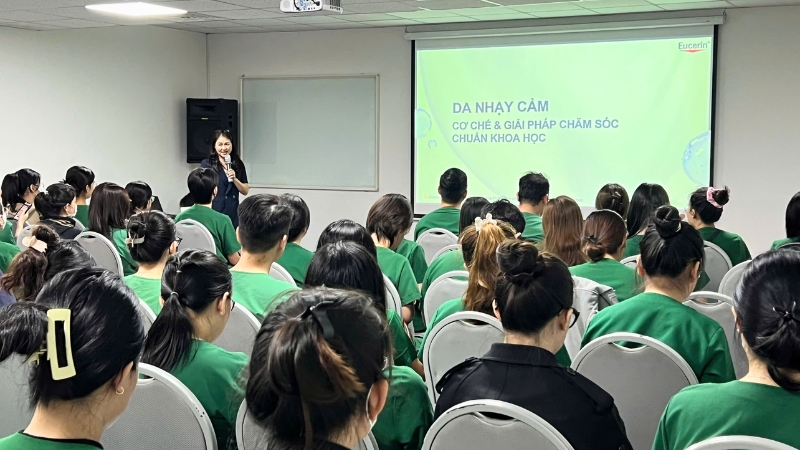 Diễn giả giới thiệu tiêu chí lựa chọn sản phẩm làm sạch dịu nhẹ cho da
