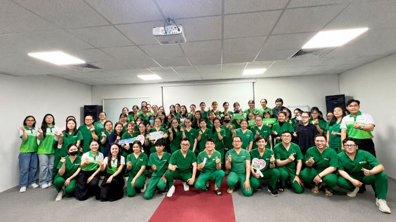 Diễn giả Lưu Thị Trúc Mai và đội ngũ dược sĩ An Khang chụp hình lưu niệm sau chương trình đào tạo
