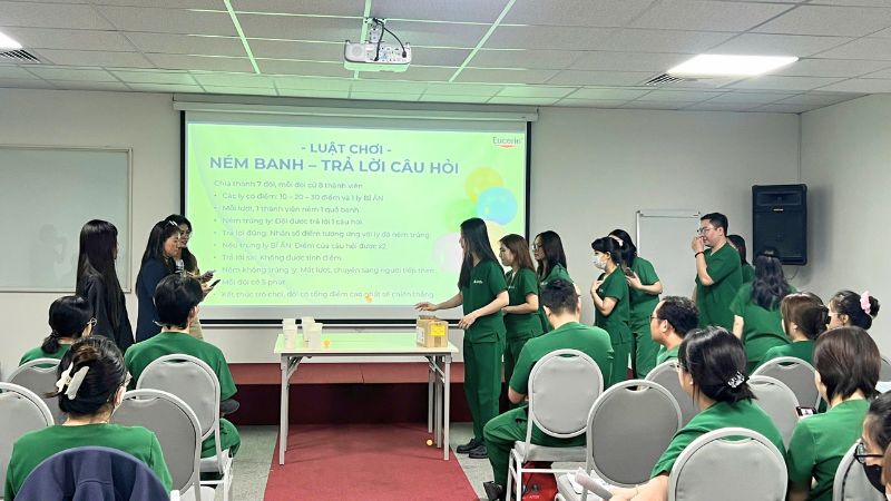 Đội ngũ dược sĩ tham gia mini game củng cố kiến thức trong không khí sôi nổi