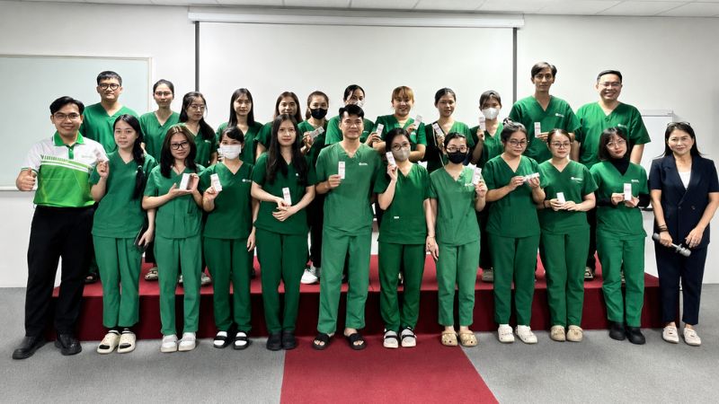 Ban tổ chức trao quà cho các dược sĩ tham gia tích cực trong chương trình