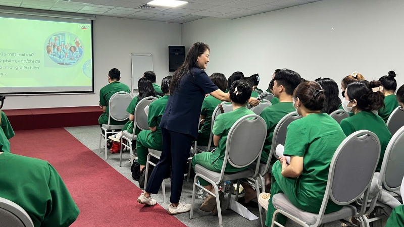 Dược sĩ An Khang trao đổi cùng diễn giả về các tình huống tư vấn thực tế