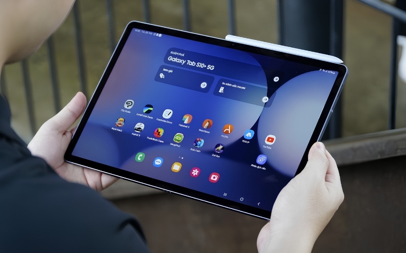 Samsung Galaxy Tab S10+ dễ mang theo đi học hoặc đi làm Samsung Galaxy Tab S10+ dễ mang theo đi học hoặc đi làm