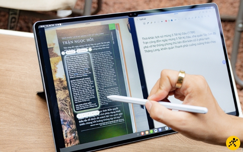 Tab S10 Ultra lại cho không gian thao tác lớn hơn để sử dụng S Pen Tab S10 Ultra lại cho không gian thao tác lớn hơn để sử dụng S Pen