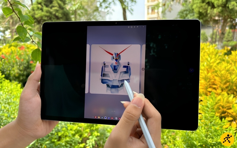 Tab S10+ vẫn dễ bỏ balo, cầm đọc và dùng linh hoạt hơn Tab S10+ vẫn dễ bỏ balo, cầm đọc và dùng linh hoạt hơn