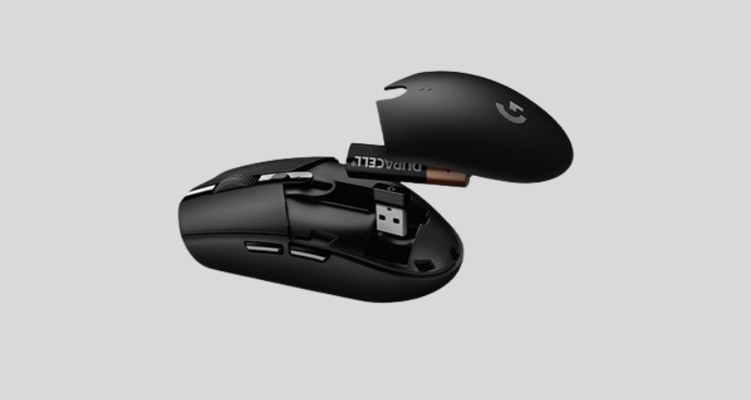 Cận cảnh khay pin và USB Receiver của G304