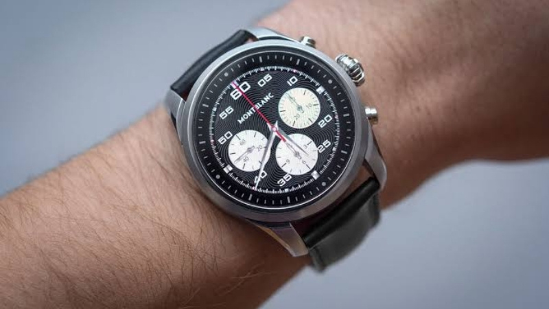 Montblanc Summit l&agrave; mẫu hợp với người muốn một smartwatch c&oacute; &ldquo;kh&iacute; chất đồng hồ&rdquo; hơn l&agrave; vẻ gadge