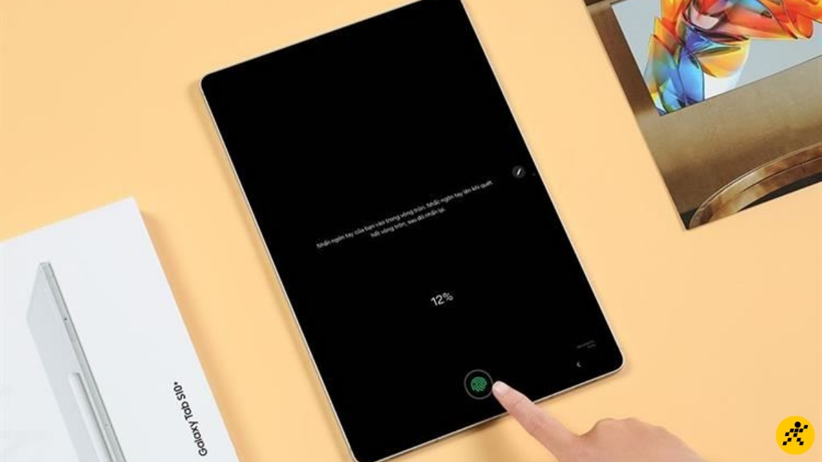Cả hai mẫu máy tính bảng đều mở khoá vân tay dưới màn hình Cả hai mẫu máy tính bảng đều mở khoá vân tay dưới màn hình