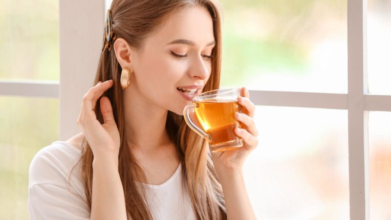 Lau sạch mồ hôi và uống một cốc trà gừng giữ ấm cơ thể sau khi xông