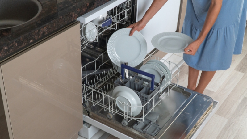 Sắp xếp xoong chảo cỡ lớn úp ngược ở khay đỡ phía dưới Sắp xếp xoong chảo cỡ lớn úp ngược ở khay đỡ phía dưới